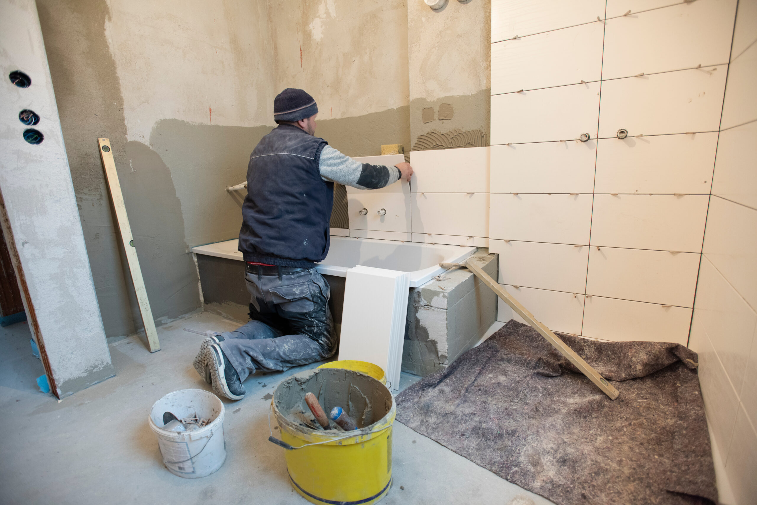 fliesenleger im badezimmer